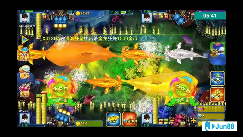 Phụ nữ tập trung vào công việc trên