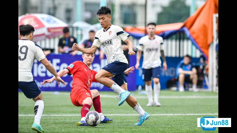 Cầu thủ IDM đang tham gia trận đấu