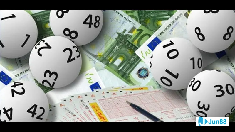 Hai chiếc bao lô treo lên cây đài