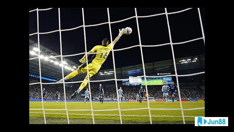 Thủ môn tập trung bắt bóng trong tinh