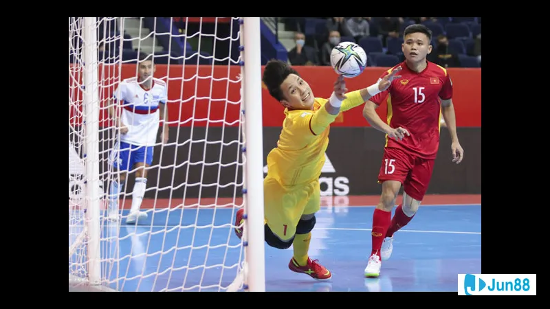 Thủ môn đứng chờ lấy bóng trong khung