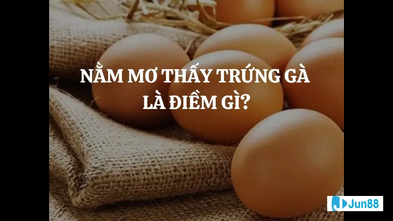 Mẹ đang nấu món trứng gà